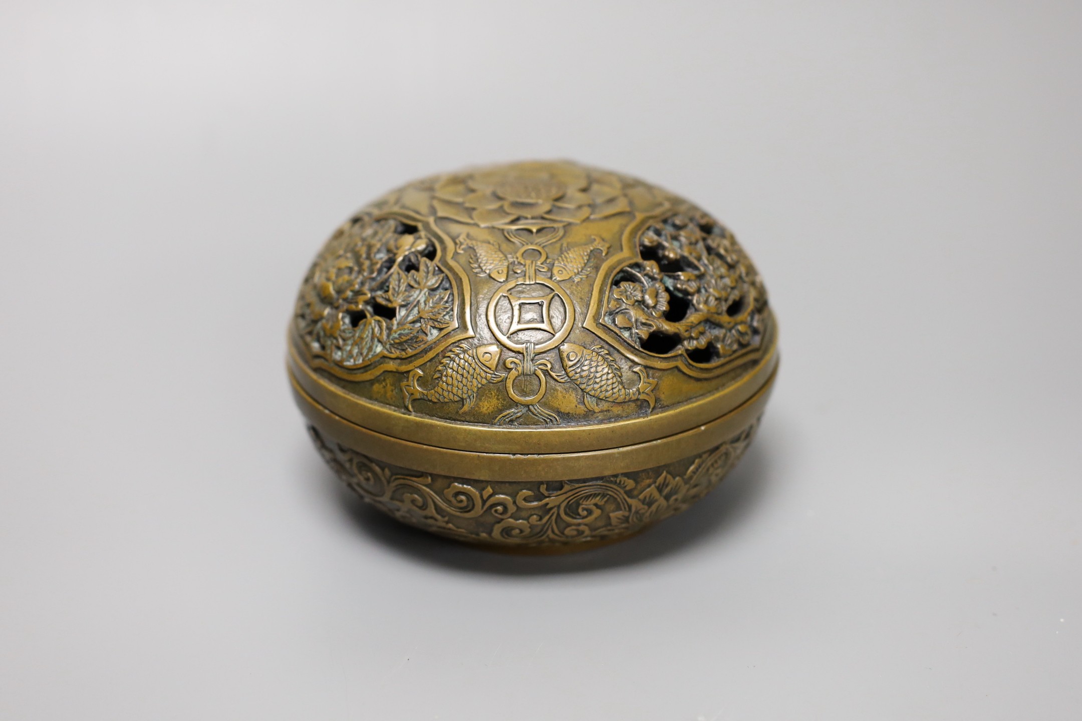 A Chinese bronze censer and cover 13cm